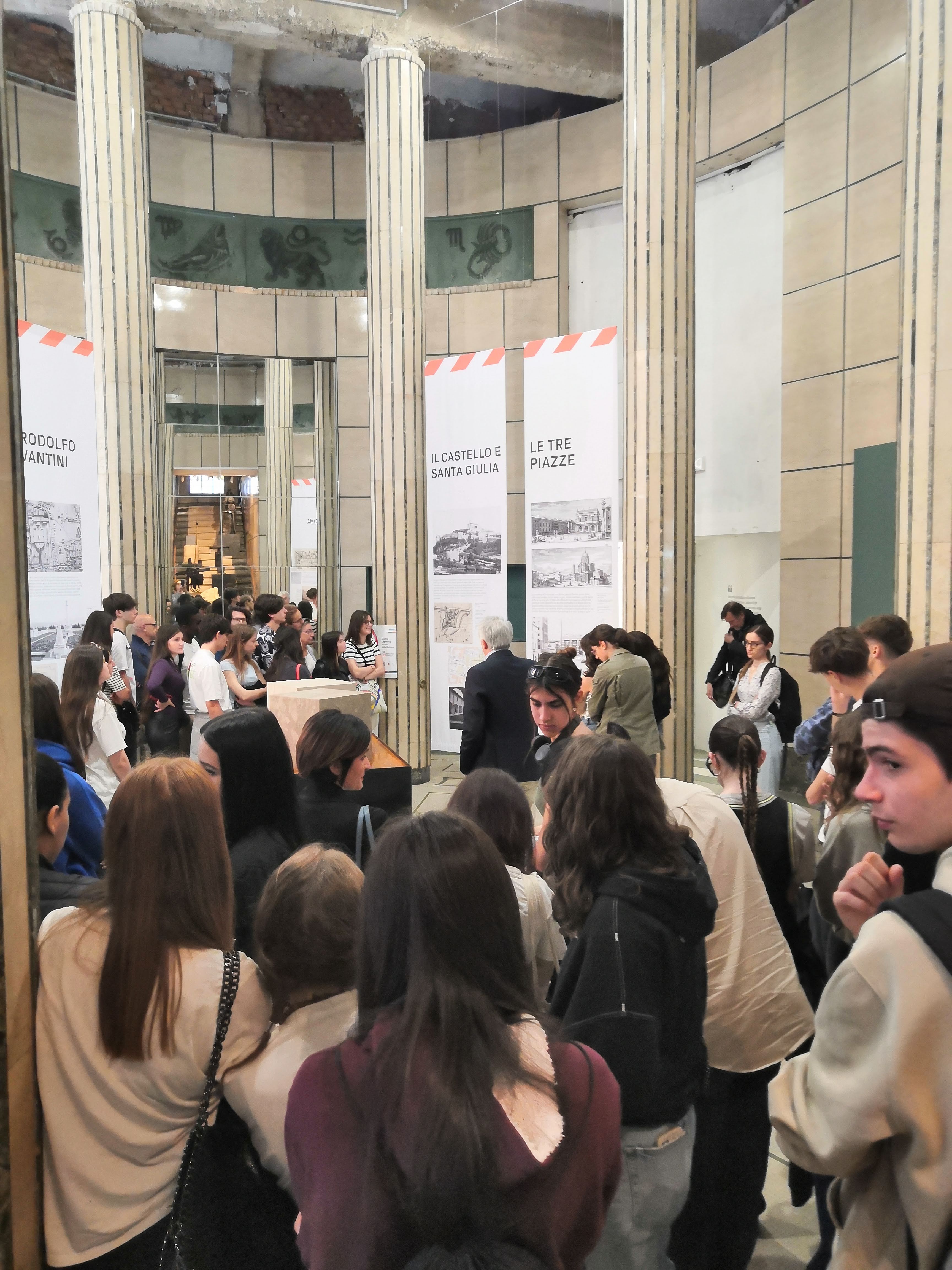 /visitatori%20alla%20mostra%20BS23