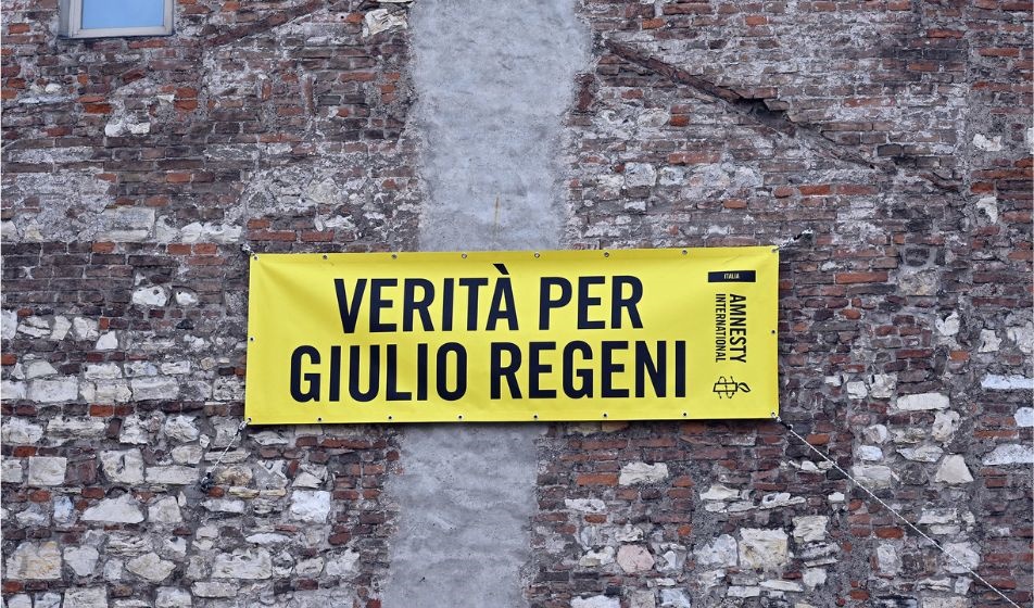 Rinnovo striscione Giulio Regeni
